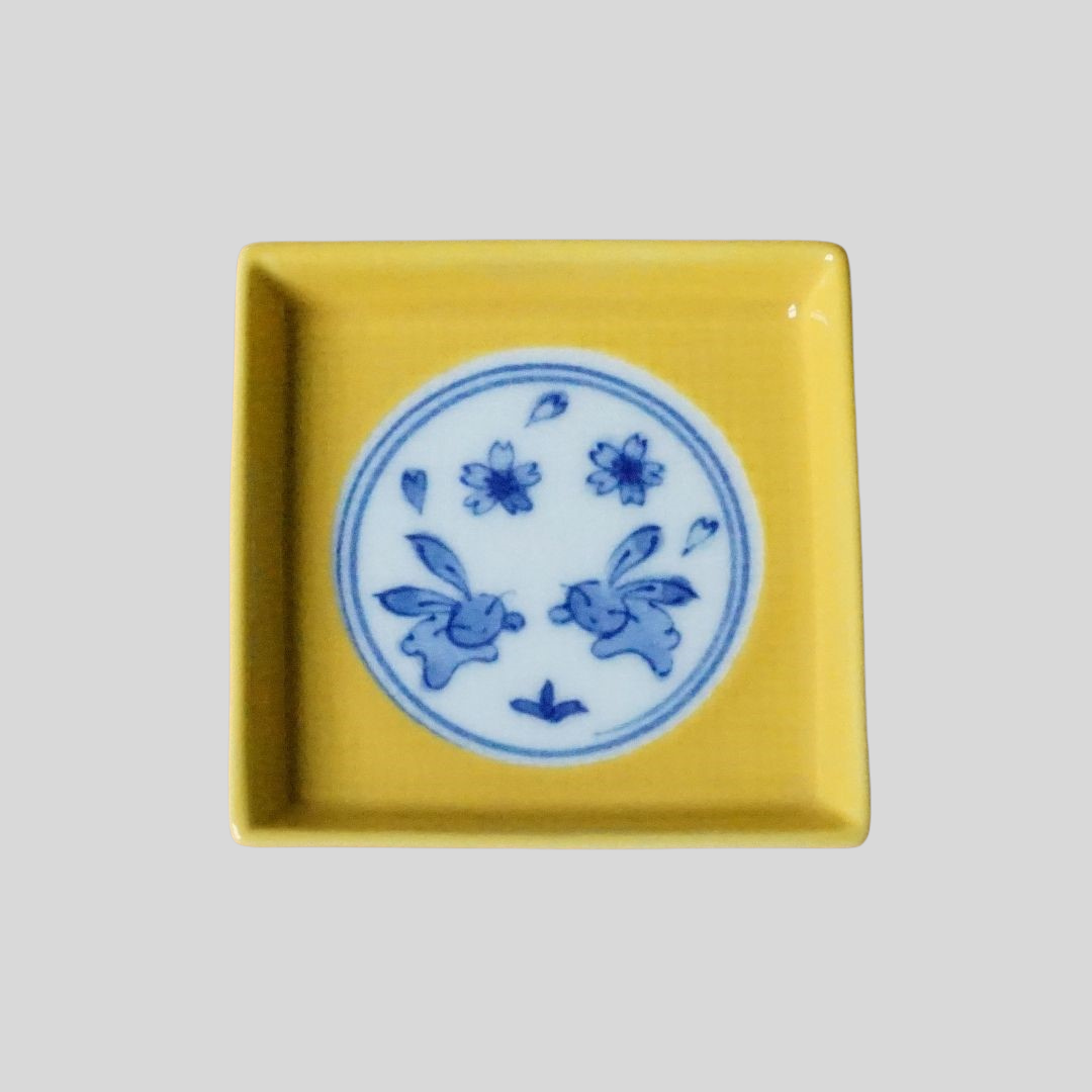 黄釉花うさぎ　角小皿